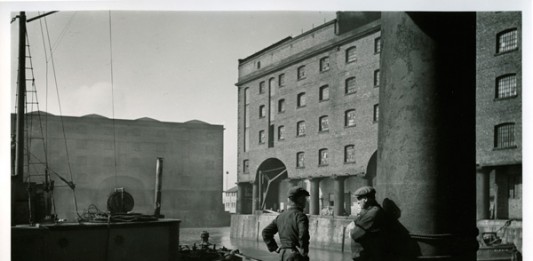 Stevedores, Albert Dock, 1945 © National Trust Images/Edward Chambré Hardman Collection, Liverpool